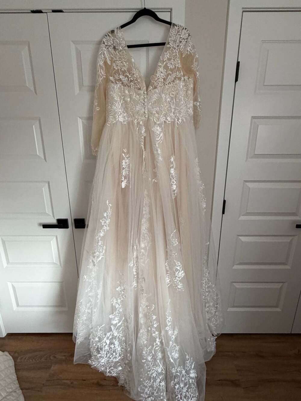 V-Neck Long Sleeve Tulle and Lace Wedding Dress - Picture 4 of 9